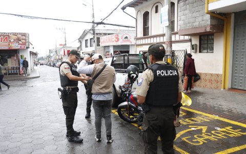 Agentes policiales ejecutaron un operativo de control de motos en el parque central de Pifo.