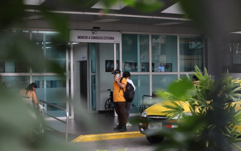 Familiares cuestionan la situación y el trato a los pacientes.