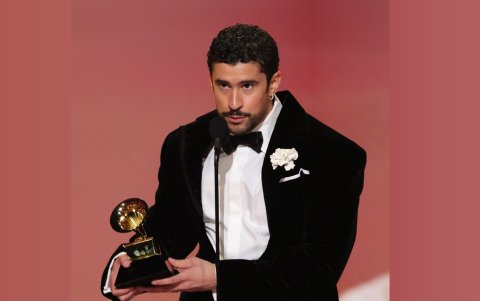 Bad Bunny al recibir su gramófono.