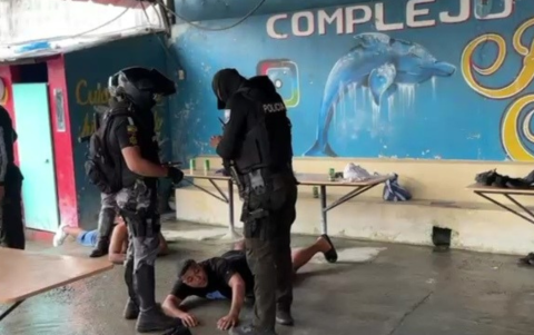 Policías detienen a sospechosos durante operativos en Cerro Las Cabras, Divino Niño y El Recreo, donde se halló droga oculta en viviendas.