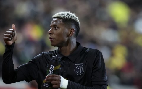 Nilson Angulo como jugador de la selección ecuatoriana de fútbol.