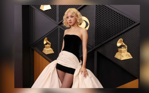 Rosé, integrante de BLACKPINK, deslumbra en la alfombra roja de los Grammy 2026 con un diseño de Giambattista Valli Couture que combinó asimetrías y volumen con delicadeza