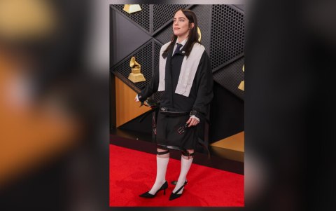Billie Eilish rompe esquemas en la alfombra roja de los Grammy 2026 con un look escolar reinterpretado por Hodakova.