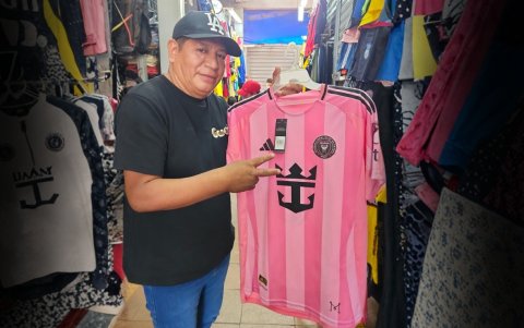 Manuel Guambo y las camisetas de Messi en la Bahía de Guayaquil.