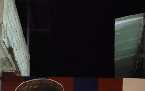 Walter Arce junto al mural gigante de Messi en Naranjal: cuatro metros de arte y pura pasión.