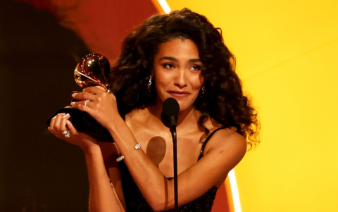 Olivia Dean recibiendo Grammy a Mejor Artista Nuevo