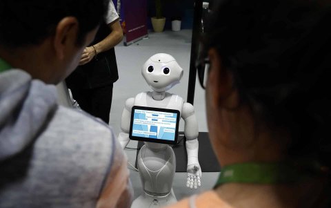 Hoy en día es posible ver robots como guía informativo en espacios comerciales, en centros educativos o residencias de ancianos