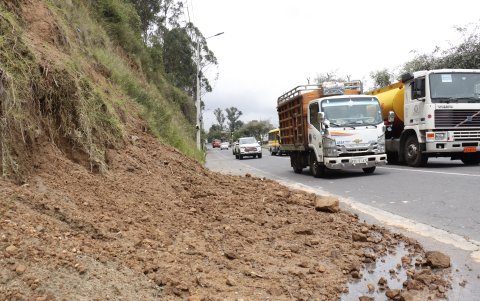 Las fuertes lluvias han provocado deslizamientos de tierra en la Avenida Simón Bolívar.