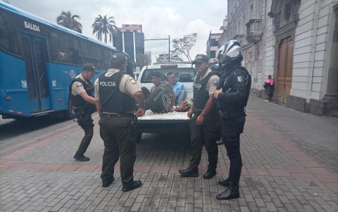 Agentes del Grupo de Apoyo Motorizado intervinieron un bus durante un operativo en Quito.