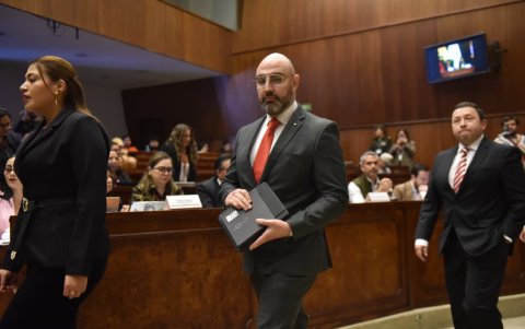 La sesión de la Comisión de Fiscalización se desarrolló en el salón José Mejía Lequerica, reservado para reuniones con alta asistencia.