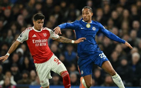 El ecuatoriano Piero Hincapié defiende un balón ante el brasileño Joao Pedro, delantero del Chelsea.