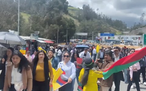 En el puente de Rumichacjha hubo una marcha debido a la aplicación de la tasa de seguridad a Colombia
