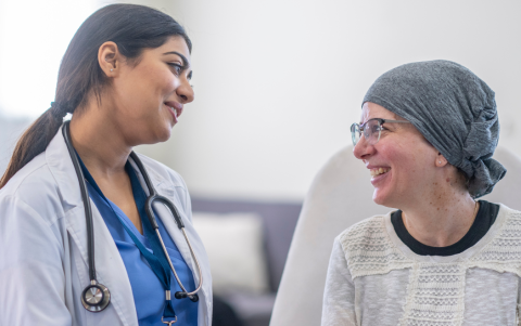 La Dra. Macías, médico general, enfatiza la importancia de derribar mitos sobre el cáncer y recuerda que muchos tipos tienen altas tasas de sobrevida cuando se detectan a tiempo.