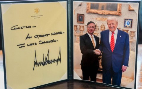 Gustavo Petro y Donald Trump se estrechan la mano en el Despacho Oval de la Casa Blanca.