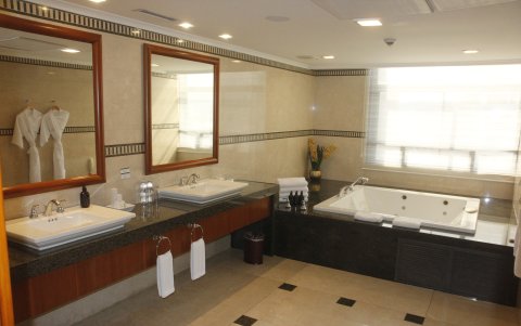 El baño cuenta con jacuzzi.