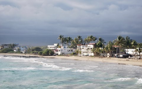 Oleaje agitado impacta el borde costero ecuatoriano y eleva el riesgo de corrientes de resaca en playas abiertas.