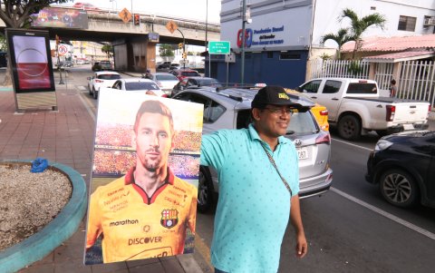 Fabricio Villón vende cuadros de Messi luciendo la camiseta de Barcelona.