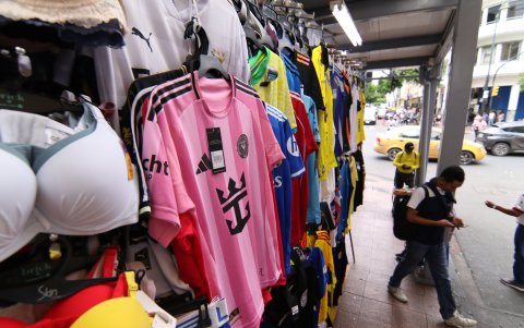 Uniformes de Inter Miami se venden en la Bahía de Guayaquil.