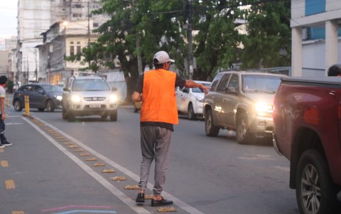Cuidadores de carros aprovecharán para ganar dinero.