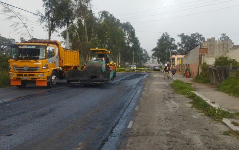 Jornadas diurnas y nocturnas permiten avanzar con el mantenimiento vial en Calderón sin afectar la movilidad urbana.