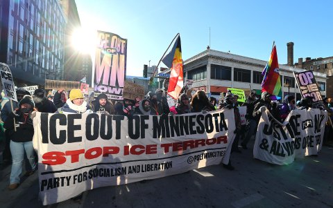 Personas sostienen carteles durante una marcha contra el Servicio de Inmigración y Control de Aduanas de Estados Unidos (ICE) en Mineápolis (EE.UU).