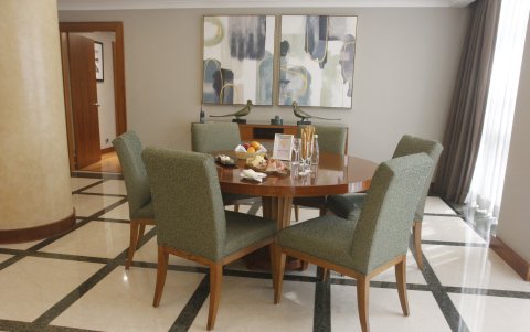 La habitación de Messi cuanta con una sala de estar.