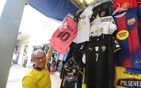 Pedro Loor, comerciante de la Bahía, muestra la camiseta de Lionel Messi, delantero del Inter Miami.