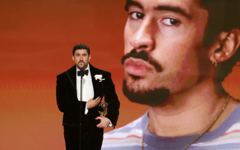 Bad Bunny durante su discurso de aceptación al Grammy por Álbum del Año