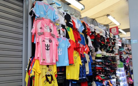La venta de camisetas del Barcelona SC e Inter Miami lidera la demanda en la bahía de Guayaquil.