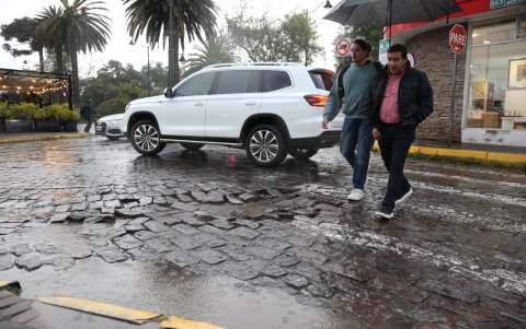En el parque central de Cumbayá, los adoquines de la calle Francisco de Orellana se han desprendido, formando huecos que dificultan el tránsito peatonal y vehicular.