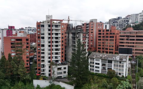 El edificio se ubica en Bellavista, en el norte de Quito. En 2017 se iniciaron las observaciones.