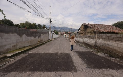 Moradores del barrio Santa Ana cuestionan que solo se haya realizado un bacheo momentáneo en la vía, cuando esta requiere una repavimentación integral.