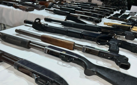 Armas de fuego y celulares incautados durante el operativo policial en Guayaquil