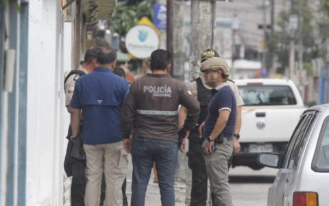 Agentes policiales realizan las primeras diligencias en el sitio del ataque.
