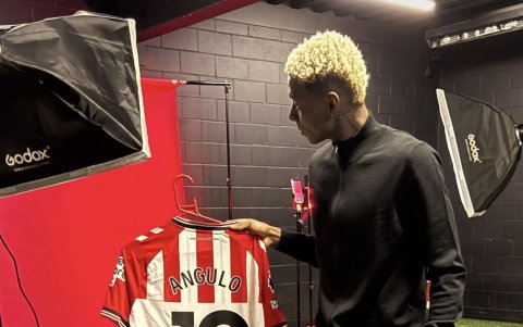 Imagen filtrada en donde se ve a Nilson Angulo posando con la camiseta #10 del Sunderland.