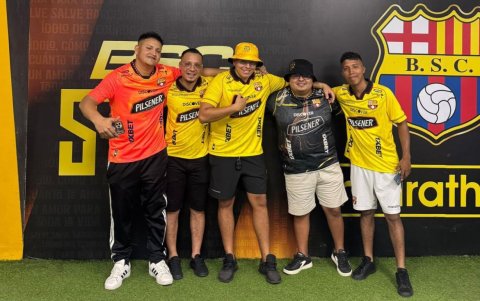 Los fans de Barcelona: Jorge Martínez, Raúl Neira, Bryan Santana, Danilo Maiza y Angelo Neira se van a ver a Messi.