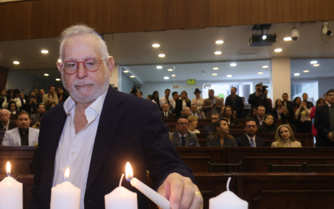 Tomás Ehrenfeld durante el encendido de las velas.