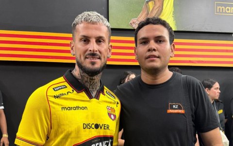 El aficionado Andrés Meza y el jugador Darío Benedetto.