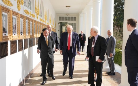 Gustavo Petro y Donald Trump recorriendo el pasillo de los presidentes estadounidenses en la Casa Blanca