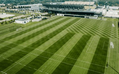 El complejo cuenta con tres canchas y media de césped natural, y tres campo artificial.