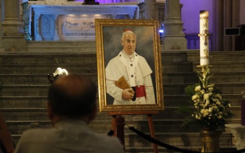 La Catedral Metropolitana mantiene sus puertas abiertas día y noche mientras cientos de fieles participan en misas continuas