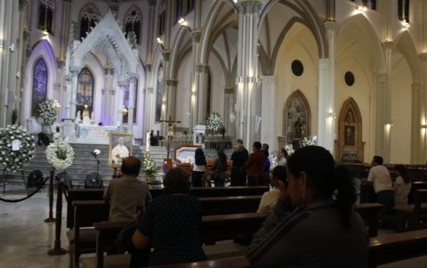 La despedida del exarzobispo se desarrolla con eucaristías de cuerpo presente, oración comunitaria y una misa de exequias prevista para el sábado al mediodía.