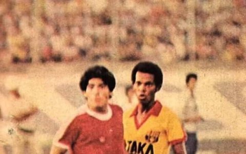 Perlaza marcó a Maradona en el amistoso en Guayaquil de 1980 que terminó 2-2.