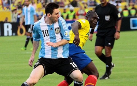 Lionel Messi disputando una pelota con Segundo Alejandro 