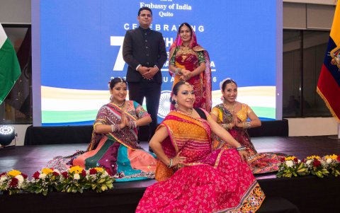 Los anfitriones, Lokesh Kumar Meena y su esposa, Mirna Meena.