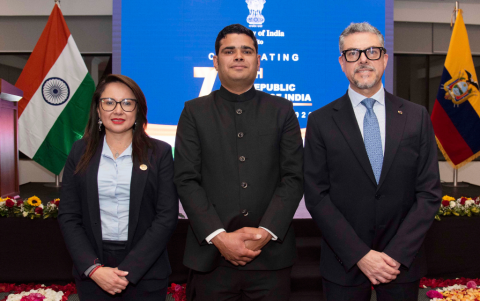 El anfitrión junto a Nataly Morillo y Alejandro Dávalos.