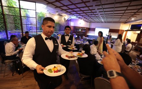 Los restaurantes de los hoteles listos para atender a los clientes que celebrarán San Valentín, en la foto el Sheraton de Guayaquil.