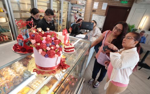 Se pueden encontrar mini tortas desde 6 dólares en la pastelería Erick.
