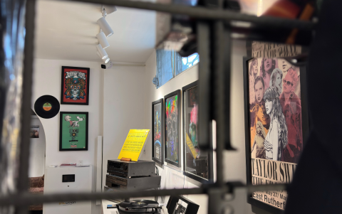 Taylor Swift ocupa su propio segmento del la tienda, al ser una de las artistas con más ventas en formatos físicos a nivel global.