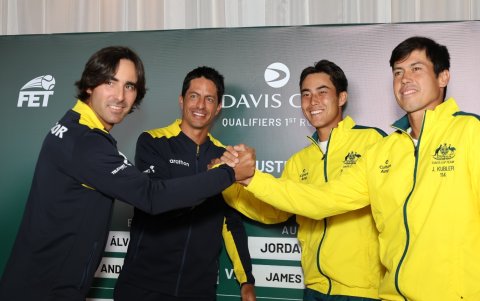 Los tenistas ecuatorianos Diego Hidalgo y Gonzalo Escobar (d) saludan a sus pares australianos durante el sorteo de partidos que los enfrentará por la Copa Davis.